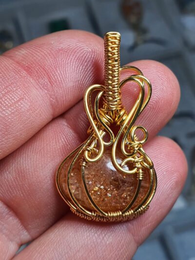 #1027 - Pendentif petite citrouille en pierre de soleil