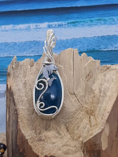 #1033 - pendentif apatite "Vagues et dauphin" – Image 3