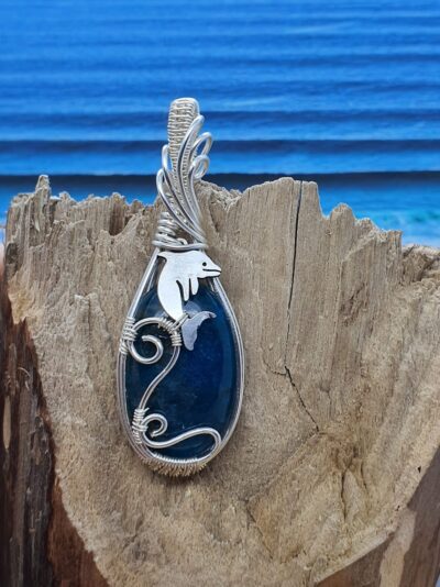 #1033 - pendentif apatite "Vagues et dauphin" – Image 2