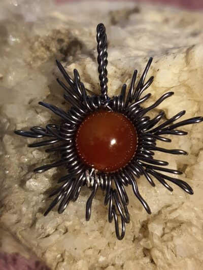 #1037-2 - pendentif SOLEIL agate rouge Gun Metal