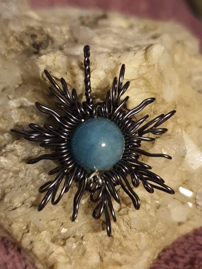 #1037 - Pendentif SOLEIL calcédoine bleue Gun Métal