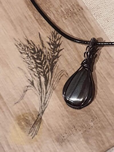 #1049 - pendentif spécularite hématite "GOTHIQUE"