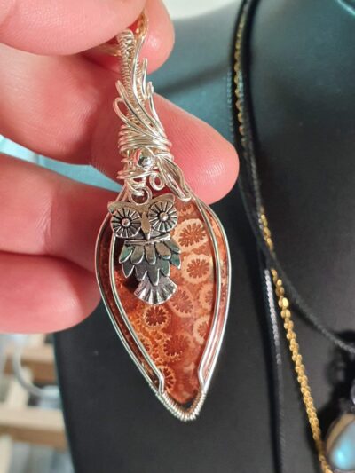 #1053 - pendentif Corail Fossile CHOUETTE