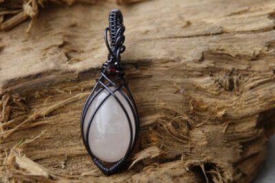 #1059 - Pendentif quartz rose "DOUCEUR GOTHIQUE" – Image 3
