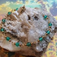 bracelet en perles de jade vert 4 mm et acier inoxydable doré