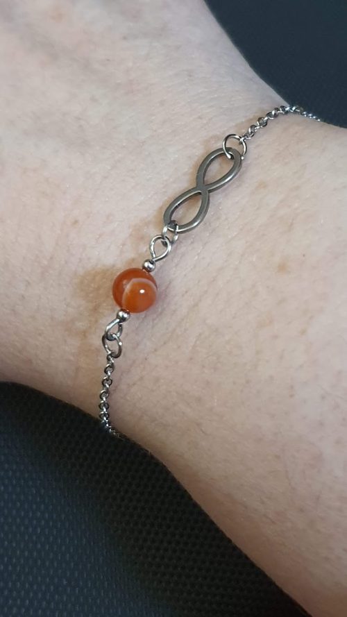 bracelet simple design éternité symbole infini et perle de cornaline