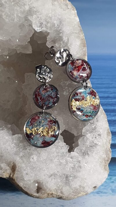 magnifique paire de boucles d'oreilles en argile polymère double disque bleu, rouge et or