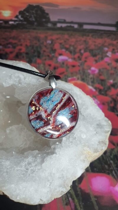 pendentif cellule en argile polymère bleu blanc et rouge