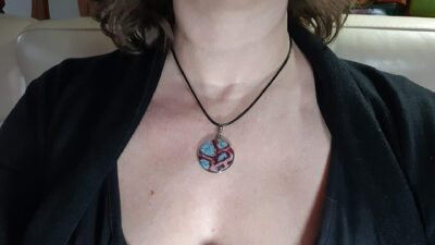 pendentif cellule bleu blanc rouge