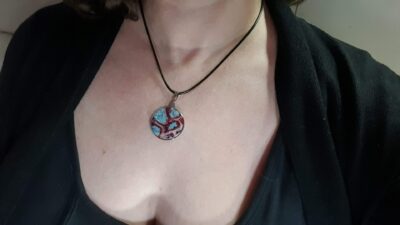 #1201-1 - pendentif "cellules" bleu, blanc et rouge – Image 2