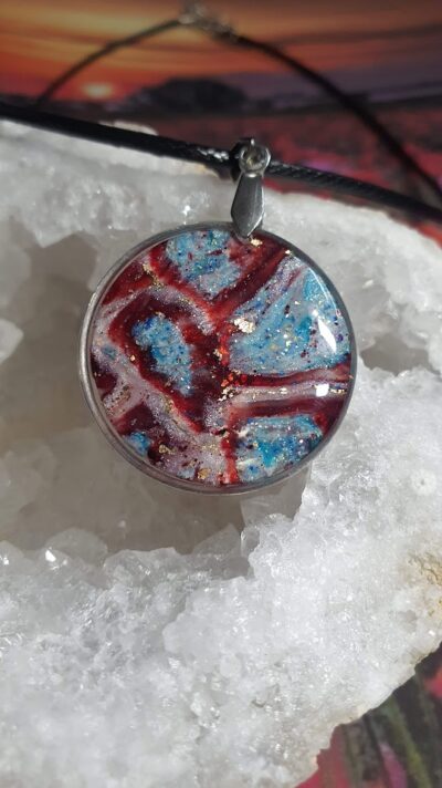 pendentif argile polymère cellule bleu blanc et rouge