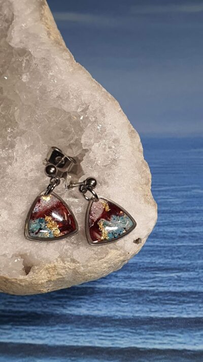 boucles d'oreilles triangle en argile polymère bleu rouge et or