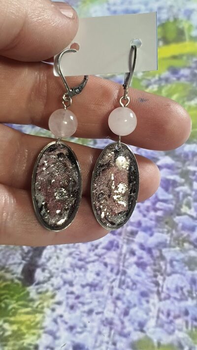 boucles d'oreilles argile polymère gris et rose pailleté avec perle quartz rose