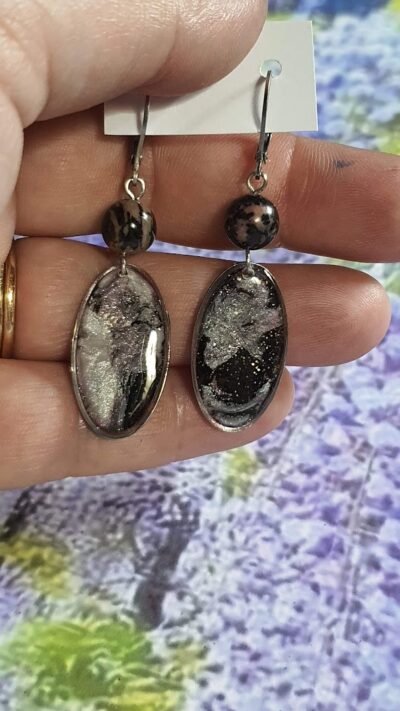 boucles d'oreilles argile polymère gris et rose avec perle de rhodonite