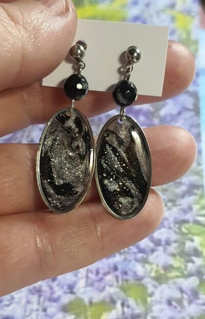 boucles d'oreilles argile polymère gris et rose avec perle d'obsidienne flocon de neige