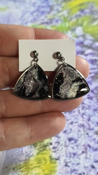 boucles d'oreilles en argile polymère de forme triangulaire