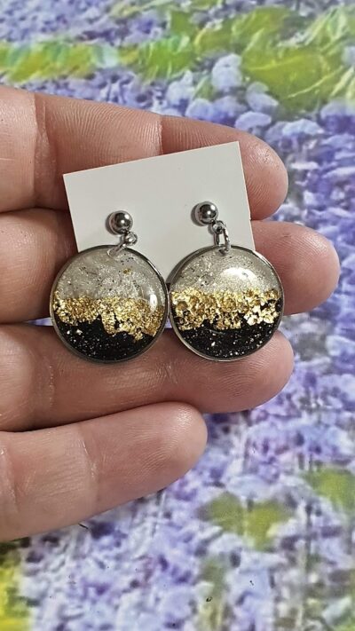 boucles d'oreilles ronde noir et blanche avec feuille d'or martelée