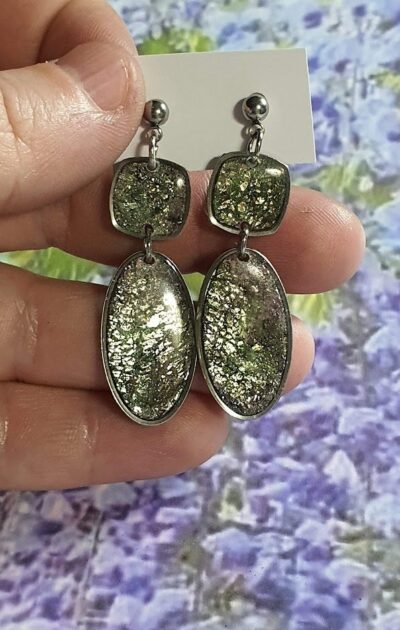 boucles d'oreilles d'inspiration végétale en argile polymèreà l'aspect écaillé