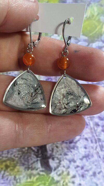 boucles d'oreilles triangle gris/blanc argile polymère et perle cornaline
