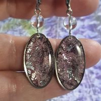 boucles d'oreilles argile polymère rose pailleté ovale et perle de cristal de roche