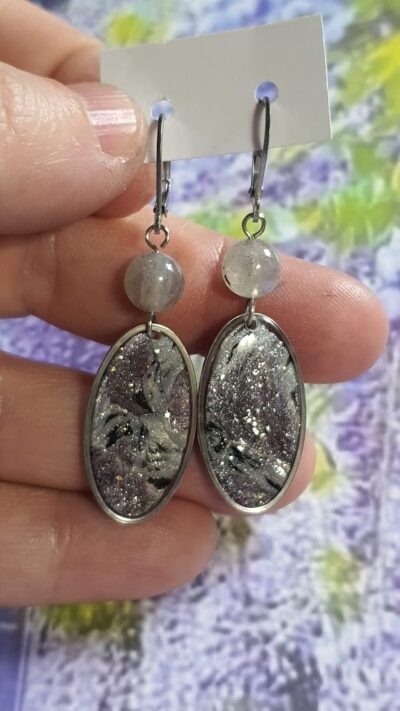 Boucles d'oreilles tourbillon céleste gris et violet et perle de labradorite