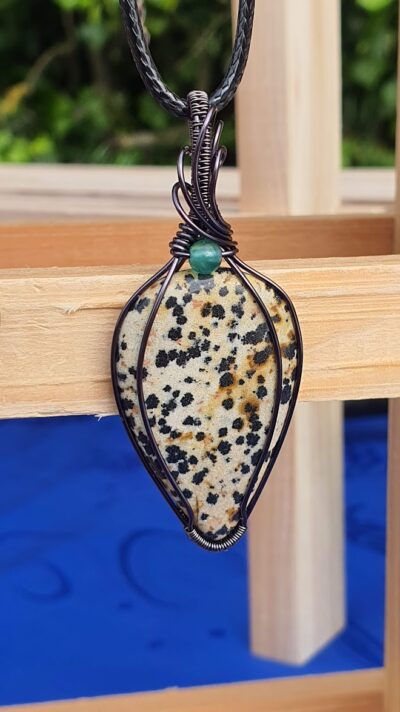 pendentif en jaspe dalmatien noir et blanc serti en wire wrapping gun métal