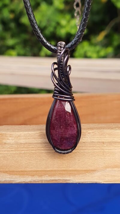 pendentif en saphir rose à facettes wire wrapping gun metal