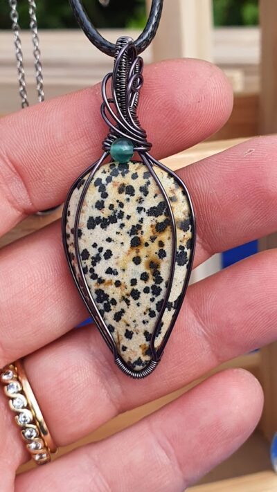 pendentif en jaspe dalmatien noir et blanc serti en wire wrapping gun métal