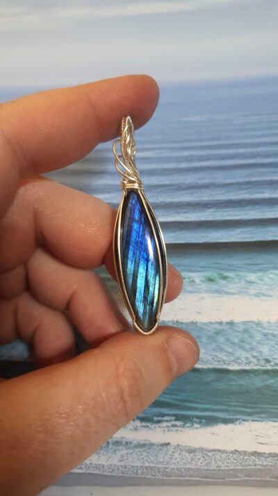pendentif labradorite bleue marquise wire wrapping argenté doigt