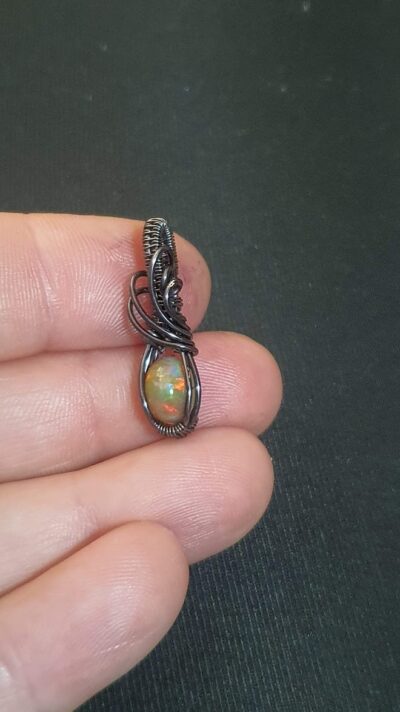Pendentif opale d'éthiopie serti de fil gun metal façon wire wrapping
