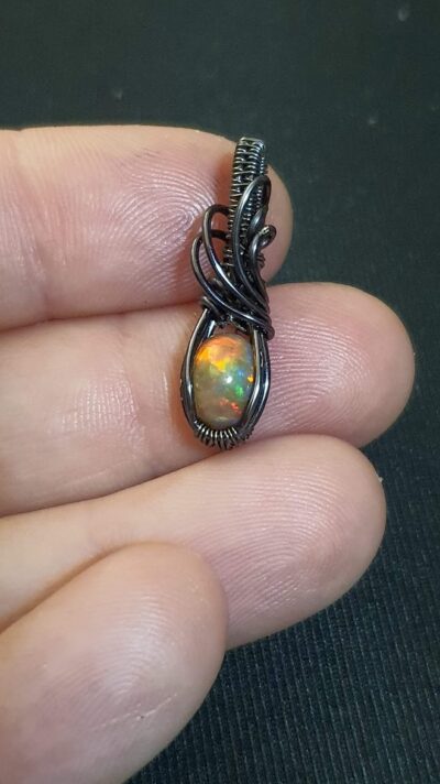 Pendentif opale d'éthiopie serti de fil gun metal façon wire wrapping