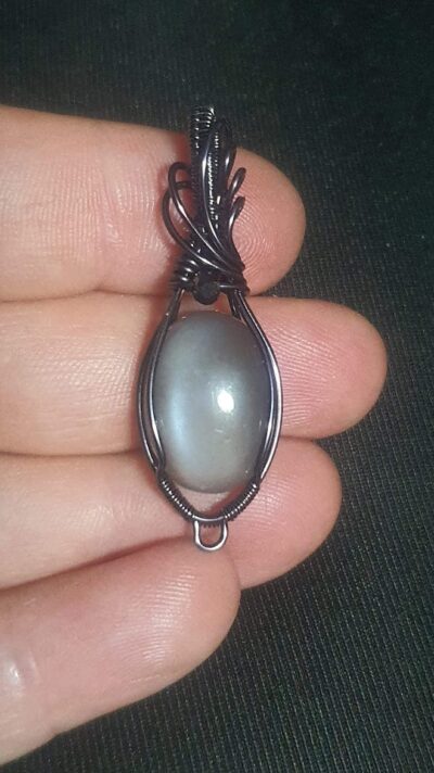 pendentif pierre de lune grise et fil gun metal wire wrapping