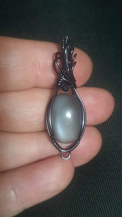 Pendentif pierre de lune grise et spinelle wire wrapping gun metal