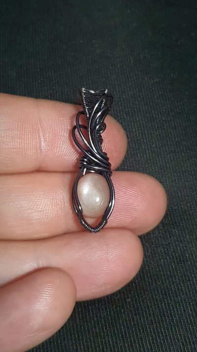 pendentif en pierre de lune pêche et wire wrapping gun metal