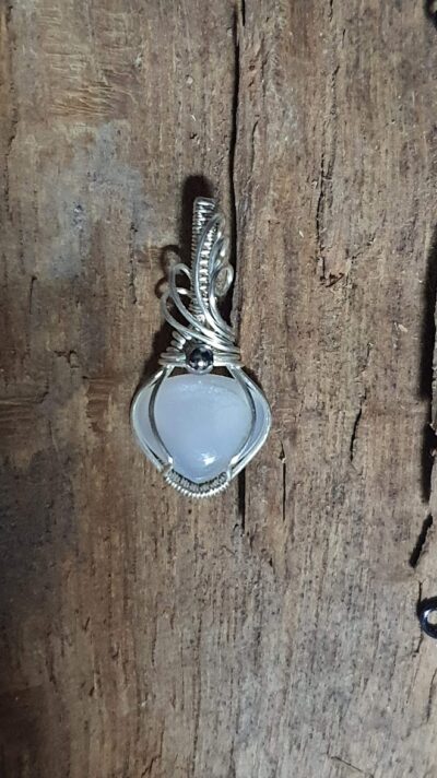 pendentif pierre de lune blanche adulaire façon wire wrapping pour un mariage