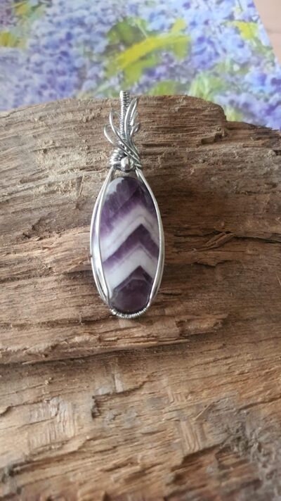 Pendentif améthyste à chevrons et acier inoxydable