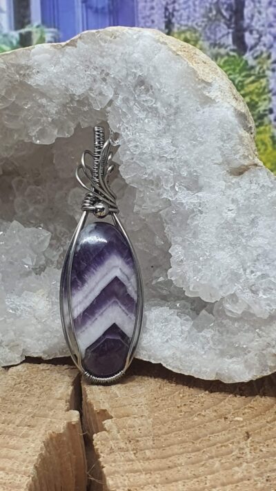 pendentif améthyste à chevrons wire wrapping acier inoxydable