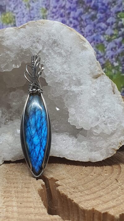 pendentif labradorite bleue marquise sertie en wire wrapping avec du fil d'acier inoxydable