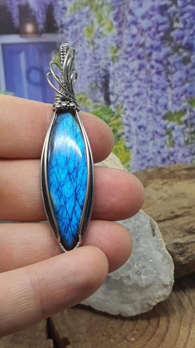 pendentif labradorite bleue marquise sertie en wire wrapping avec du fil d'acier inoxydable