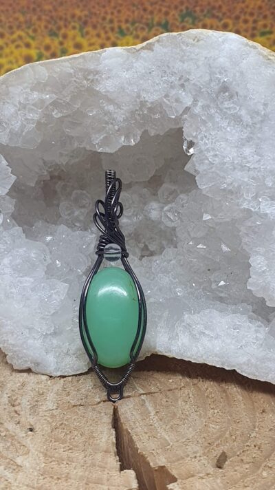 pendentif chrysoprase verte ovale et sertissage wire wrapping gun métal