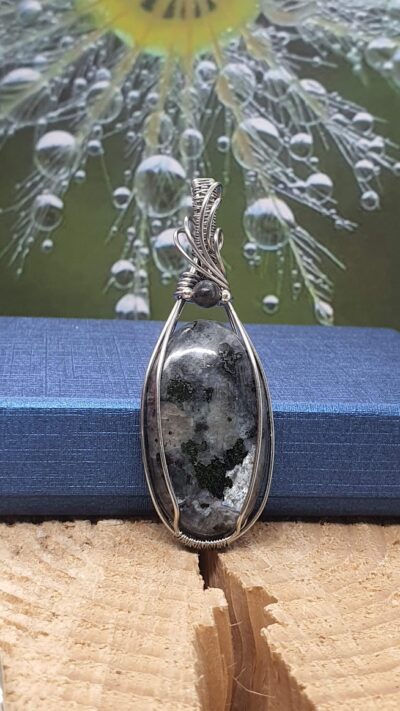 pendentif en larvikite ovale sertie par la méthode du wire wrapping avec de l'acier inoxydable