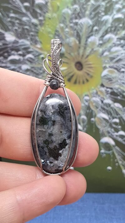 pendentif en larvikite ovale sertie par la méthode du wire wrapping avec de l'acier inoxydable