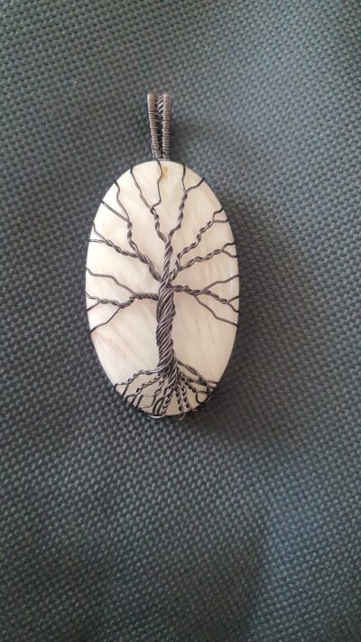 pendentif arbre de vie scolécite en fil gun metal