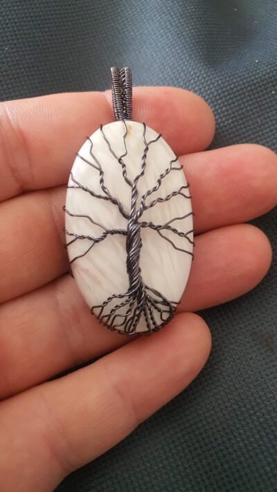 pendentif arbre de vie scolécite en fil gun metal