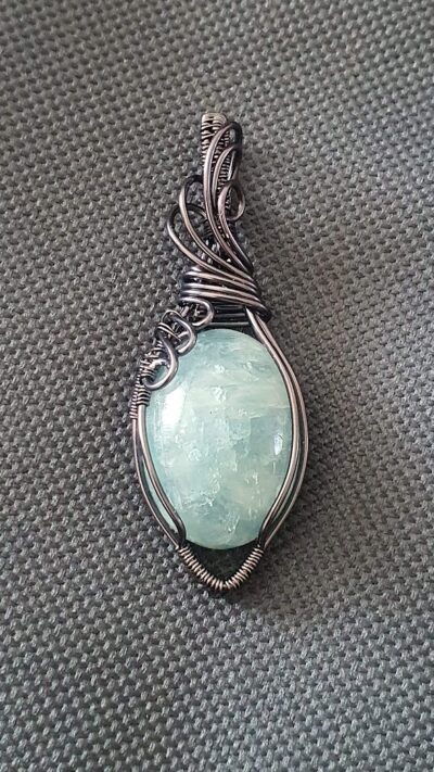 pendentif aigue-marine sertie par la méthode du wire wrapping avec du fil de cuivre gun metal
