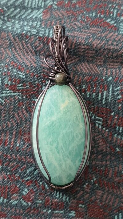 pendentif amazonite sertie par la méthode du wire wrapping avec du fil de cuivre gun metal