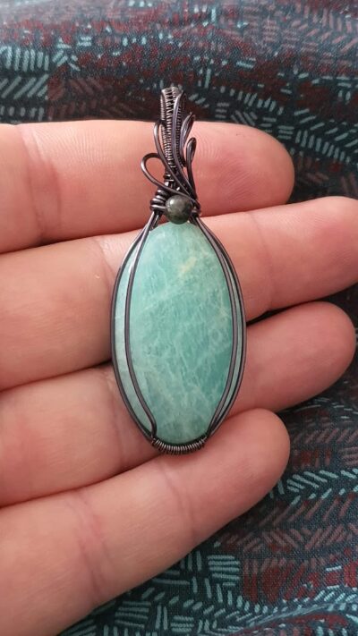 pendentif amazonite sertie par la méthode du wire wrapping avec du fil de cuivre gun metal