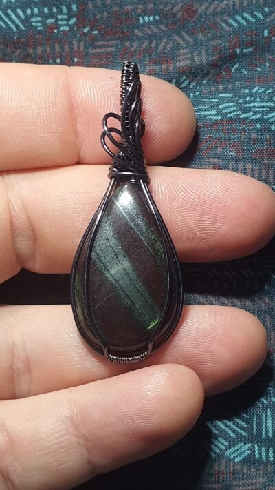 pendentif spécularite hématite sertie par la méthode du wire wrapping fil gun metal
