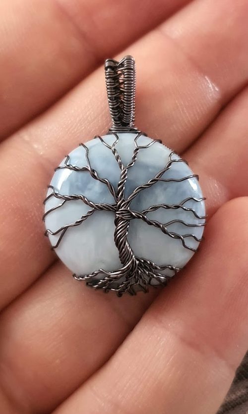 pendentif arbre de vie gun metal sur une opale bleue ronde