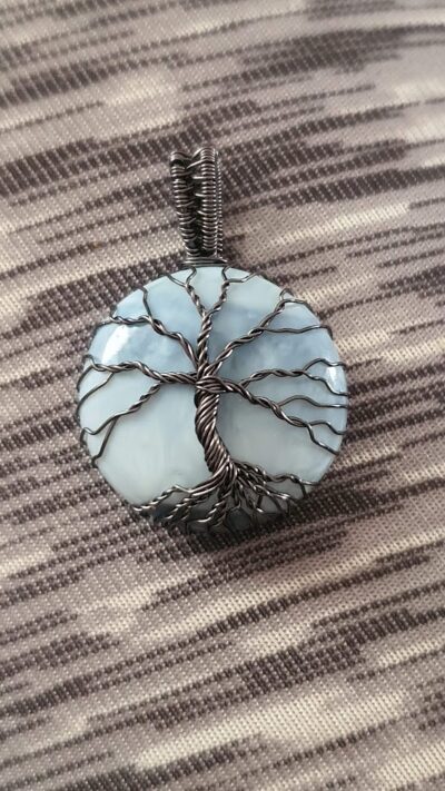 pendentif arbre de vie gun metal sur une opale bleue ronde